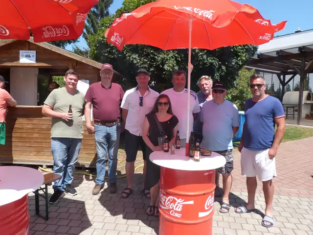 Im Schatten fanden die Besucher und Besucherin zusammen und genossen den Samstagvormittag am Stoober Bauernmarkt. 