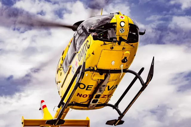 Der Notarzthubschrauber brachte den 14-Jährigen ins Krankenhaus. Mit seinem Motocross-Bike ist er am 20. Juni 2025 in einem Wald in Innerschwand am Mondsee gegen einen Baum gefahren.  | Foto: FOTOKERSCHI.AT / KERSCHBAUMMAYR