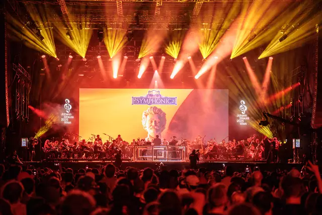 Camo & Krooked und die Wiener Symphoniker dirigiert von Christian Kolonovits in der "Red Bull Symphonic - Johann Strauss 2025 Edition" auf der Festbühne. | Foto: Donauinselfest/Flickr
