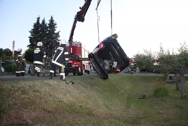Der Lenker wurde mit der Rettung ins Krankenhaus gebracht. | Foto: Feuerwehr Jennersdorf/Eduard Erber