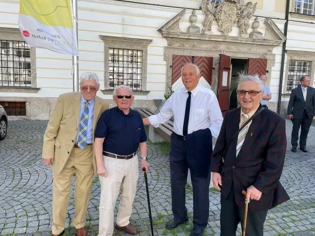 Joseph Tupay-Isertingen (2.v.r.) mit seinen Maturakollegen vorm Aufgang zum Kaisersaal | Foto: Tupay