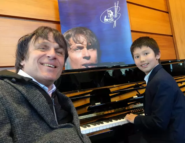 Österreichs bekanntester Mundmaler Paulus Ploier war begeistert vom erst 9-jährigen Pianisten Carl Daniel Wagner. | Foto: Klaus Wendling