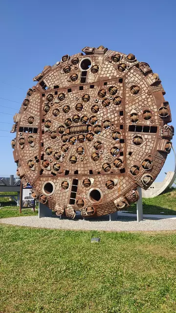Im Bild handelt es sich um einen der Bohrköpfe, mit denen der 33 Kilometer lange Koralm-Tunnel durchschlagen wurde. Wenn man so davor steht kann man sich das kaum vorstellen, das dieser Bohrkopf mit gut 8 m Durchmesser den Weg durchs Gestein der Koralpe gefunden und geschafft hat. | Foto: Günther Koch