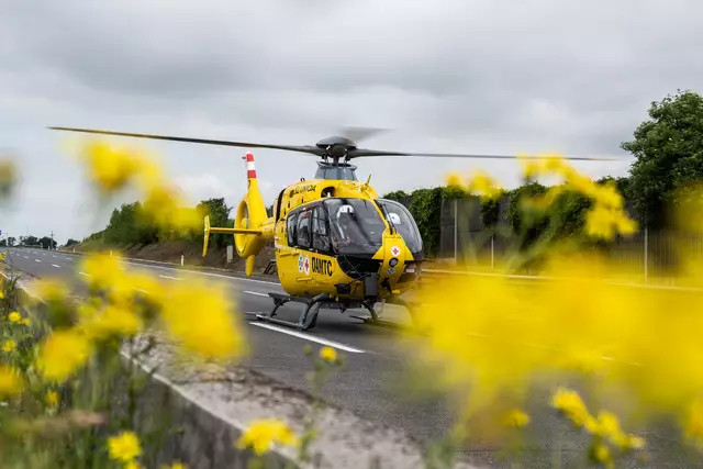 Der verletzte 19-Jährige konnte sich selbst aus dem Auto befreien. Der Rettungshubschrauber brachte ihn ins Krankenhaus | Foto: Fotokerschi (Symbolfoto)