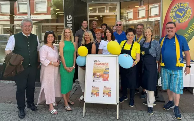 Bürgermeister Walter Zemrosser, Vizebürgermeisterin Doris Hofstätter, dm-Verantwortliche Marlies Lobenwein (Bildmitte), Lionspräsidentin Ingrid Bachler und Christian Klaming (2.u. 3. v. r.) und Lionshelfer | Foto: Privat