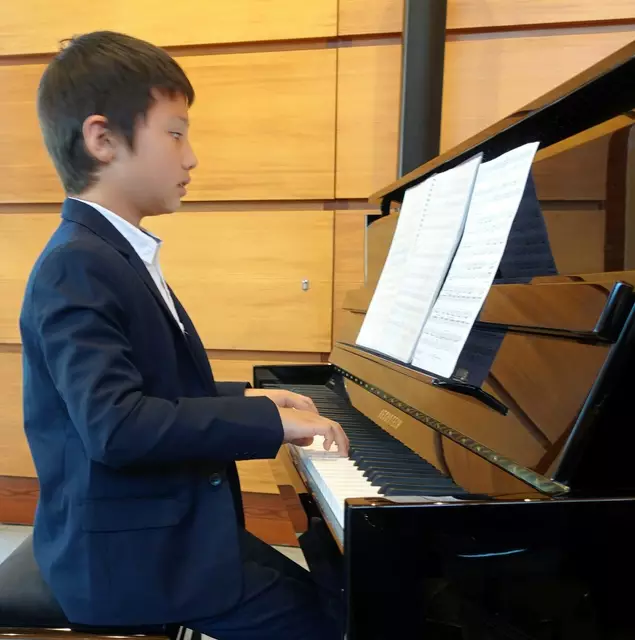 Der erst 9-jährige Pianist Carl Daniel Wagner spielte Werke von Carl Philipp Emanuel Bach und Muzio Clementi. Das Publikum war begeistert.  | Foto: Klaus Wendling