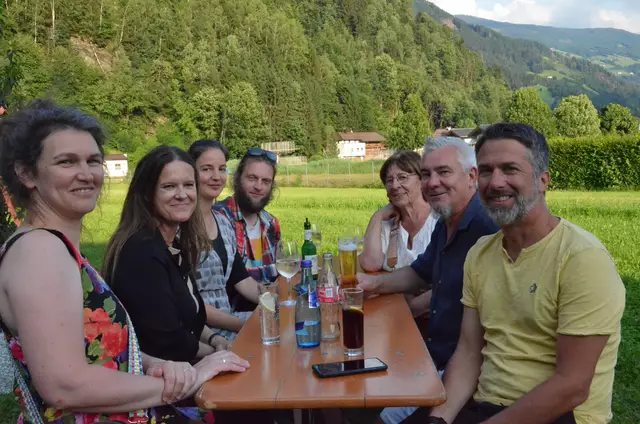 Geschäftsführende Intendantin des Tiroler Landestheaters, Irene Girkinger, inmitten zahlreicher Theater-Vertreter und -Liebhaber aus der Umgebung. | Foto: Sabine Schletterer