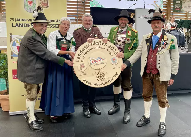 Die Alpenregion der Schützen gemeinsam bei der Siegerehrung des großen Landesschießens 2025 in Schwaz | Foto: BTSK/Sedlak