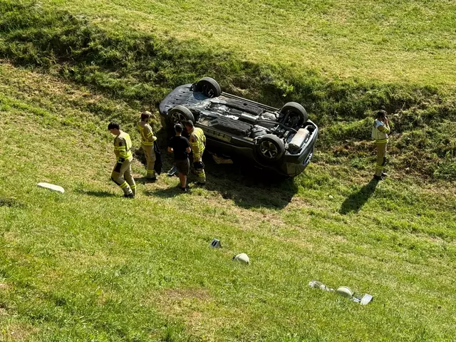 Der 65-jährige Deutsche kam über den Fahrbahnrand hinaus und stürzte rund 20 Meter in die Tiefe. | Foto: Zoom Tirol