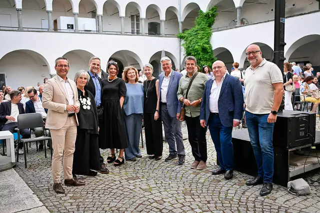 StR. Franz Petritz, Marlies Leifeld-Rapetti, GR Michael Gußnig, Ute Liepold, GR. Gabriele Holzer LHStv.in Gaby Schaunig, LH Peter Kaiser, Stefan Sandrieser, Alexander Gerdanovits, Erwin Smolle. | Foto: LPD Kärnten/Helge Bauer