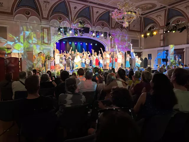 Rund 100 Darsteller der BeyondBühne Baden überzeugten mit Beyond Strauss im Casino Baden. | Foto: Preineder