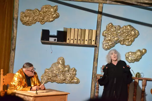 Mit Petrus (Gerhard Salchner) ist nicht gut Kirschen essen, aber vielleicht Karten spielen. Die Boandlkramerin (Beate Palfrader) ist auf jeden Fall für jedes Spiel (mit "Keachala") offen. | Foto: Sabine Schletterer