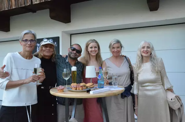 Team Volksschauspiele: Christine Frei mit Gabi Plattner (Frauenhaus), Gustavo Oliveira, Sonja Maria Schwaiger, Julia Neuner (GF Volksschauspiele) und Silvia Wechselberger. | Foto: Sabine Schletterer