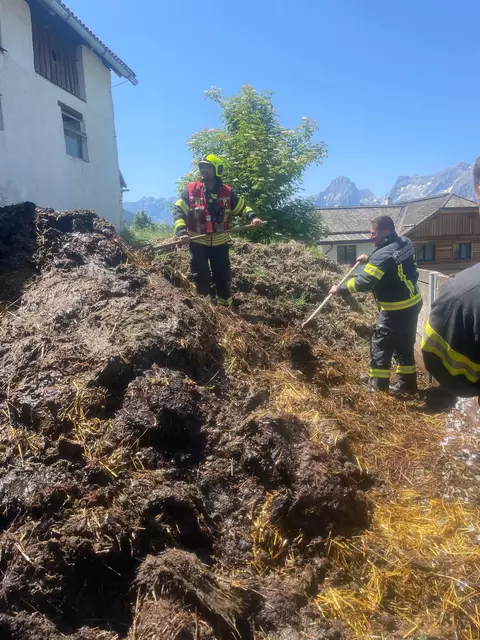 Der Hausbesitzer und Passanten bemerkten das Feuer und löschten das Feuer, noch bevor sich die Flammen ausbreiten konnten. | Foto: TEAM FOTOKERSCHI / FEUERWEHR VORDERSTODER