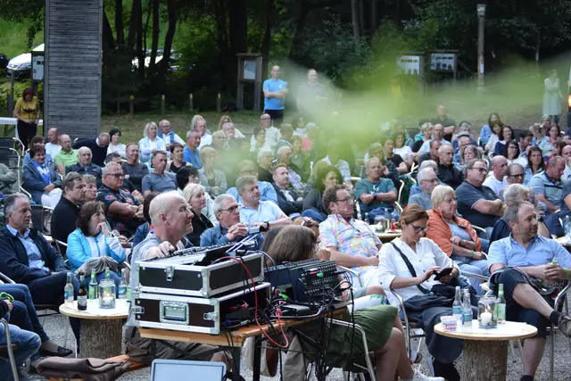 Mit Kabarettist Didi Sommer wurde der Pabneukirchner Kultursommer 2025 in den Holzwelten eröffnet. Vorprogramm mit DJ Nono, Norbert Hintersteiner.  | Foto: Josef Lumetsberger