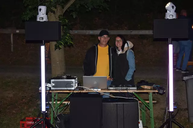 Mit Kabarettist Didi Sommer wurde der Pabneukirchner Kultursommer 2025 in den Holzwelten eröffnet. Vorprogramm mit DJ Nono, Norbert Hintersteiner.  | Foto: Josef Lumetsberger