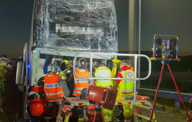 Zu einem schweren Verkehrsunfall kam es Samstagabend auf der Westautobahn A1, in der Nähe des Rastplatzes Schallaburg. | Foto: DOKU-NÖ