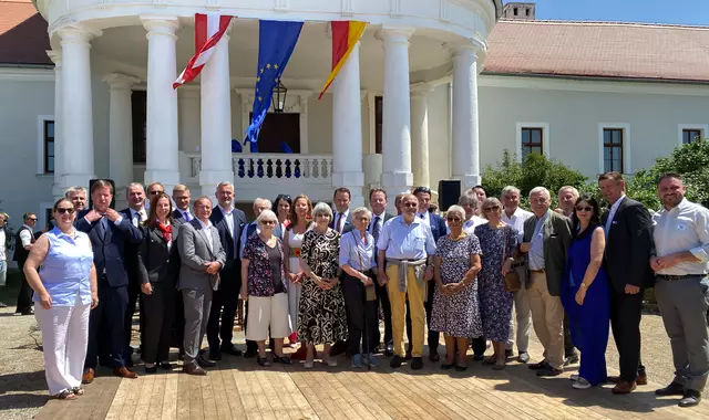 Gruppenbild mit Ehrengästen und der ehemaligen Besitzerfamilie