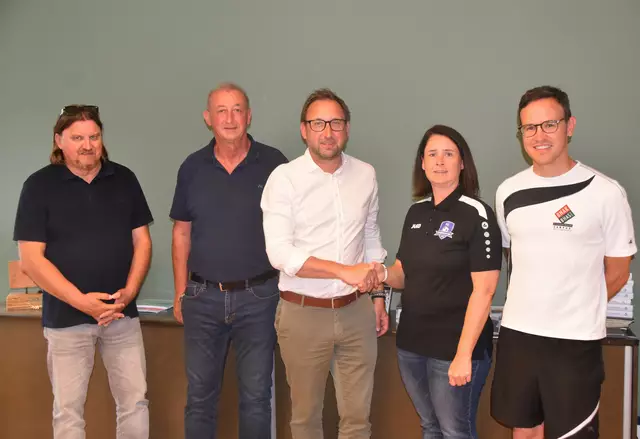 Neue Fußballpartnerschaft: FC Südburgenland-Obmann Christian Marth, SV Stegersbach-Obmannstellvertreter und Gemeinderat Karl Krammer, Bürgermeister Landtagsabgeordneter Jürgen Dolesch, FC Südburgenland-Teammanagerin und Schriftführerin Simone Fazekas, BFV-Frauenakademieleiter Joachim Steiner | Foto: Michael Strini