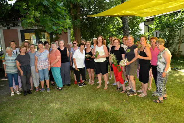 Gruppenbild der fleißigen und kreativen Kranzlbinderinnen | Foto: Peter Taurer