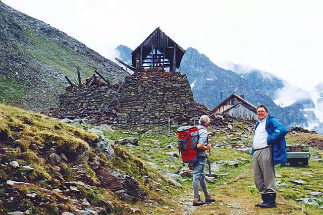 Bild 20: Die noch nicht renovierte Bergstation der Materialseilbahn und dahinter die Berghütten als Unterkunft für die Knappen auf ca. 2.500 m Seehöhe. | Foto: © Ing. Günter Kramarcsik