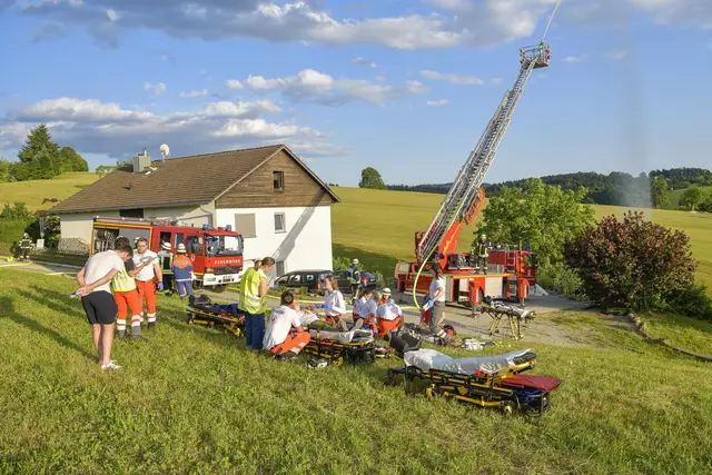 Die Rettungskräfte des Bayerischen Roten Kreuz hatten alle Hände voll zu tun um die verletzten Personen zu versorgen. | Foto: Markus Zechbauer/zema-medien.de