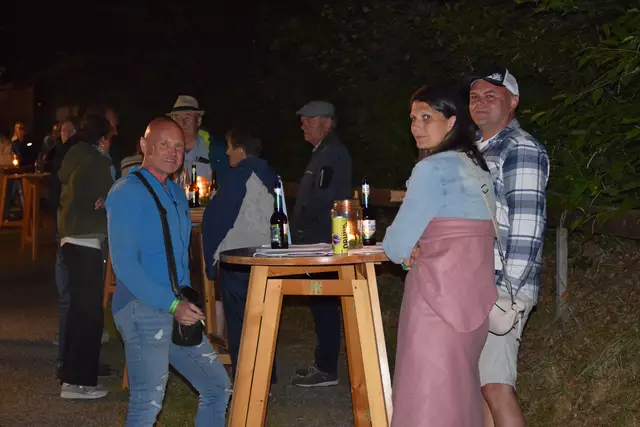 Mit Kabarettist Didi Sommer wurde der Pabneukirchner Kultursommer 2025 in den Holzwelten eröffnet. Vorprogramm mit DJ Nono, Norbert Hintersteiner.  | Foto: Josef Lumetsberger