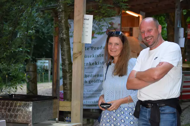 Mit Kabarettist Didi Sommer wurde der Pabneukirchner Kultursommer 2025 in den Holzwelten eröffnet. Vorprogramm mit DJ Nono, Norbert Hintersteiner.  | Foto: Josef Lumetsberger