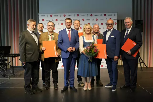 Von links: Josef Schütz (Schütz Art Museum), Thomas Spitzenbart (OÖ Tourismus), Karl Wögerer (Wögerer Genuss &amp; Tradition seit 1868), Landesrat Markus Achleitner, Gerhard Ebner (Camping Au an der Donau), Margarete Durstberger (Wesenufer Hotel &amp; Seminarkultur an der Donau), Arnold Hörmann (Camping an der Donau), Robert Seeber (OÖ Tourismus), Viktor Sigl.  | Foto: OÖ Tourismus GmbH/Fickert