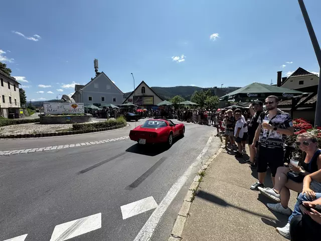 Zahlreiche Besucherinnen und Besucher warteten am Kreisverkehr gespannt auf die US-Cars, Bikes und Vespas.  | Foto: Marktgemeinde St. Peter-Freienstein
