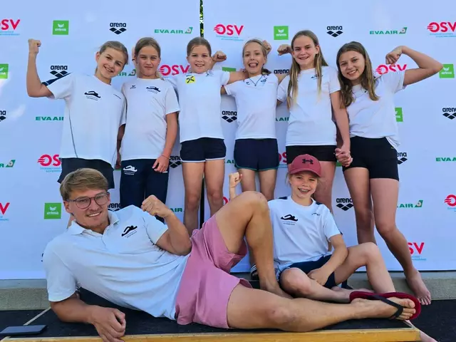 Die erfolgreiche Mädchen-Schülermannschaft aus Vöcklabruck mit Trainer Paul Part