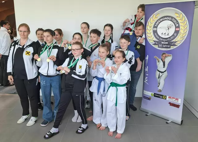 v.l.n.r: Coach Margit A Danek, Anna Doschek, Nadiia Voroshylova, Gudrun Predota, Marija Bojanic, Vivien Majcan, Viira Voroshylova, Johannes Lehner, Sofiia Voroshylova, Arina Ilyk, Simon Predota, Gordana Stankovic, Matthias Lehner, Oliver Danek

