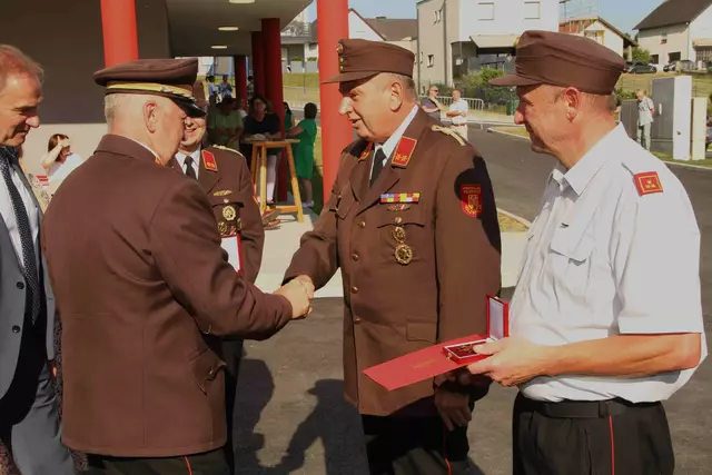 Walter Pratscher wurde für seine Verdienste um die Feuerwehr Holzschlag mit dem Verdienstkreuz des landes ausgezeichnet. | Foto: Peter Seper