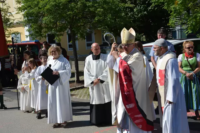 Claudia Vidovnik (Li) bei der Begrüßung von Bischof Wilhelm Krautwaschl und Pfarre Martin Schönberger  | Foto: Peter Taurer