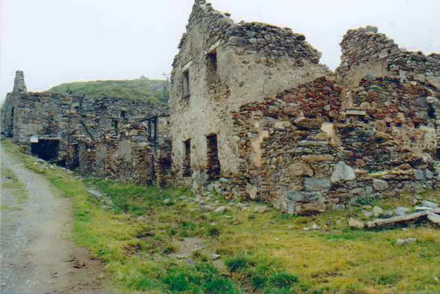 Bild 17: Gescanntes Foto im Jahr 1997 von verfallenden Knappen- Wohnhäuser. Eine später Lawine hat leider viel von diesen Ruinen vernichtet!  | Foto: © Ing. Günter Kramarcsik