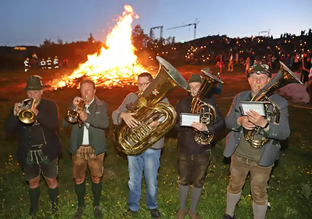 Auch musikalisch hatte die Sonnwendfeier am Ebensee Hausberg einiges zu bieten. | Foto: Hörmandinger