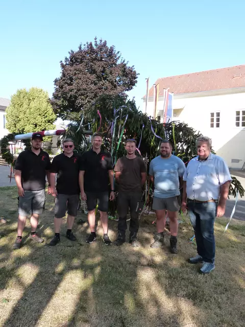 Das Aufstellen des Burschbaums war mehr als nur der Auftakt zum Fahnenschwingen, es war ein emotionales, kraftvolles Symbol für das, was die Marktgemeinde Neckenmarkt ausmacht. 