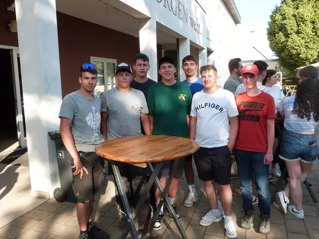 Die Burschen waren bereit den 32 Meter langen Burschbaum am Schwanaplatz mit vereinter Kraft aufzustellen.