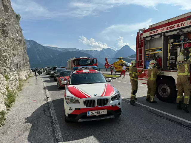 Im Einsatz standen neben dem Notarzthubschrauber und einem Rettungswagen auch die Freiwillige Feuerwehr Eben mit 15 Personen und zwei Fahrzeugen. | Foto: ZOOM.Tirol
