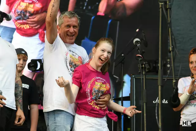 Spendenkind Marlene (im Bild mit Papa Andreas) war der "Glücksengel" bei der Verlosung der Hauptpreise.  | Foto: Bernd Haider