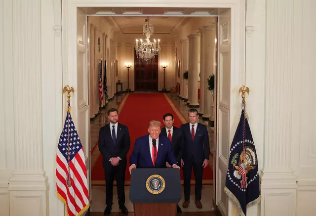 US-Präsident Donald Trump (Mitte) hält eine Ansprache an die Nation. Im Hintergrund: Vizepräsident JD Vance, Außenminister Marco Rubio und Verteidigungsminister Pete Hegseth. | Foto: Carlos Barria / REUTERS / picturedesk.com