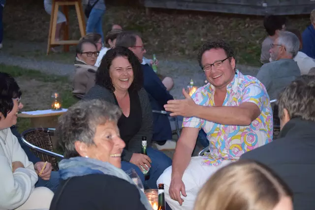 Mit Kabarettist Didi Sommer wurde der Pabneukirchner Kultursommer 2025 in den Holzwelten eröffnet. Vorprogramm mit DJ Nono, Norbert Hintersteiner.  | Foto: Josef Lumetsberger