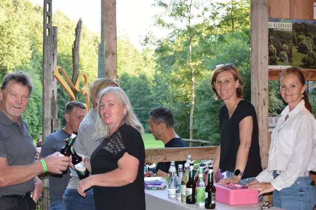 Mit Kabarettist Didi Sommer wurde der Pabneukirchner Kultursommer 2025 in den Holzwelten eröffnet. Vorprogramm mit DJ Nono, Norbert Hintersteiner.  | Foto: Josef Lumetsberger