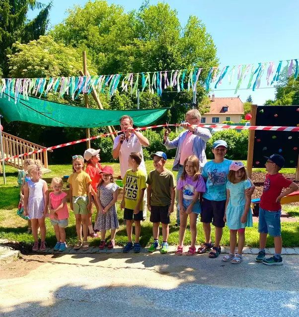 trahlende Kinderaugen, fröhliches Lachen und ein Dorf, das gemeinsam feierte: Am Sonntag wurde in Zitternberg der neue Spielplatz feierlich eröffnet. Bei herrlichem Wetter versammelten sich zahlreiche Familien, um die neuen Spielgeräte einzuweihen – und die Freude war überall spürbar. | Foto: Privat