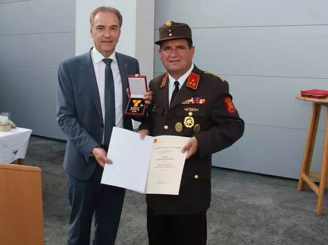 LR Leonhard Schneemann überbrachte Bernhard Lackner das "Verdienstkreuz des Landes" für besondere Verdienste. | Foto: Peter Seper