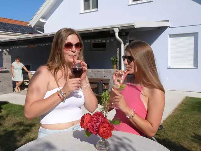 Zusammen ließen sich die Töchter von Eva-Maria Bauer, Mitschi und Resi, die eisgekühlten Drinks schmecken. 