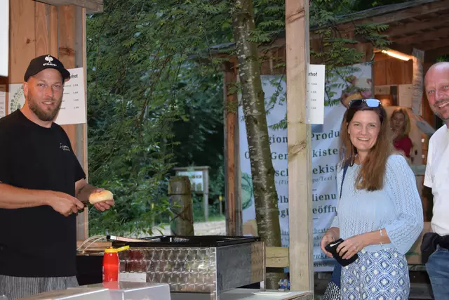 Mit Kabarettist Didi Sommer wurde der Pabneukirchner Kultursommer 2025 in den Holzwelten eröffnet. Vorprogramm mit DJ Nono, Norbert Hintersteiner.  | Foto: Josef Lumetsberger