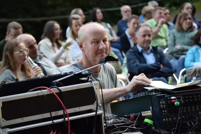 Mit Kabarettist Didi Sommer wurde der Pabneukirchner Kultursommer 2025 in den Holzwelten eröffnet. Vorprogramm mit DJ Nono, Norbert Hintersteiner.  | Foto: Josef Lumetsberger