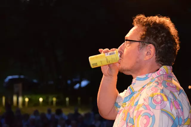 Mit Kabarettist Didi Sommer wurde der Pabneukirchner Kultursommer 2025 in den Holzwelten eröffnet. Vorprogramm mit DJ Nono, Norbert Hintersteiner.  | Foto: Josef Lumetsberger