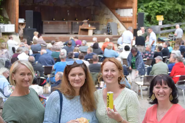 Mit Kabarettist Didi Sommer wurde der Pabneukirchner Kultursommer 2025 in den Holzwelten eröffnet. Vorprogramm mit DJ Nono, Norbert Hintersteiner.  | Foto: Josef Lumetsberger